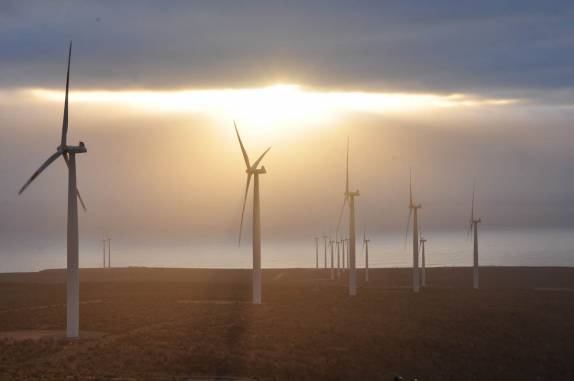 Produção de energia eólica na estrada entre La Serena e Valparaiso, no Chile